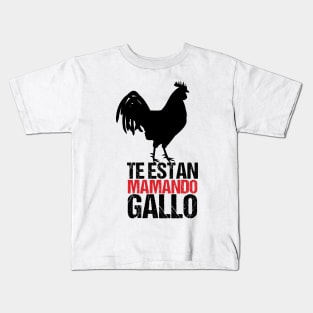 Te Estan Mamando Gallo | Colombian Saying Kids T-Shirt